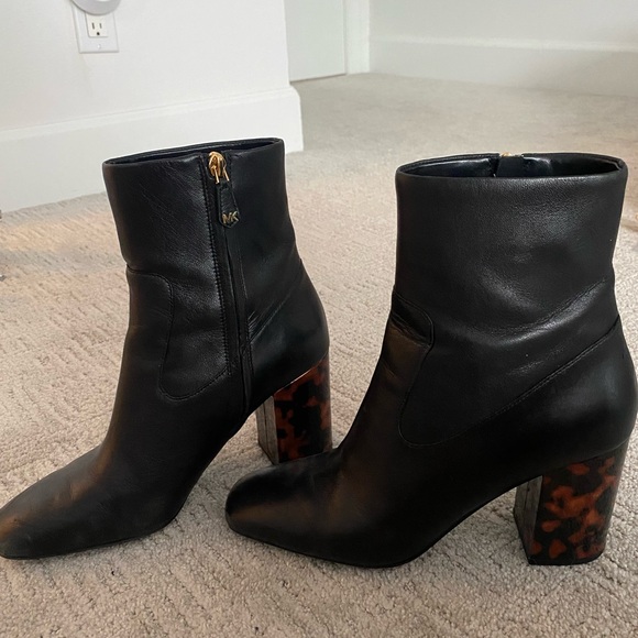 MICHAEL KORS LEATHER ANKLE BOOTS - Picture 5 of 7